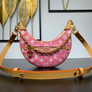Louis Vuitton Size: 23 x 13 x 6 cm