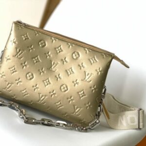 Louis Vuitton Size: 20 x 16 x 12 cm