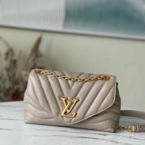 Louis Vuitton Size: 24x14x9cm