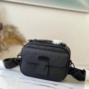 Louis Vuitton Size: 22 x 18 x 8 cm