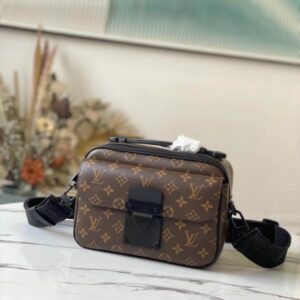 Louis Vuitton Size: 22 x 18 x 8 cm
