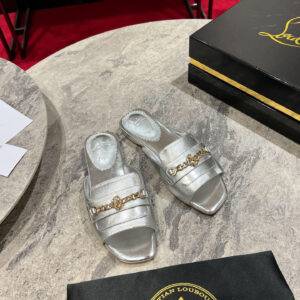 Christian Louboutin Chain slippers Golden Chain And adoption Made of leather