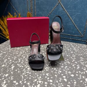Valentino 2025 runway collection Rivet steel balls embellish thick heeled Roman sandals High heels: 5.5cm