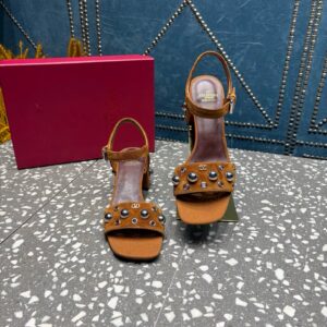 Valentino 2025 runway collection Rivet steel balls embellish thick heeled Roman sandals High heels: 5.5cm